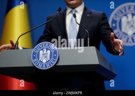 Bukarest, Rumänien - 16. Februar 2024: Details mit dem Logo der rumänischen Regierung während einer Pressekonferenz eines Ministers oder Politikers. Stockfoto