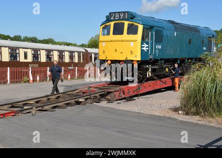 D7535 wurde von einem Straßentransporter auf die Anschlussgleise von Bishops Lydeard an der West Somerset Railway für die Diesel-Gala 2019 entladen Stockfoto