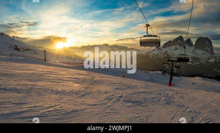 Pisten und Sessellifte bei Sonnenuntergang auf Selarona Tour, Dolomiten, Italien Stockfoto