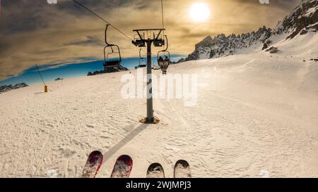 Freunde im Sessellift in einem Skigebiet rund um Sela, Selaronda, Dolomiten, Italien Stockfoto