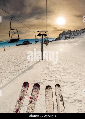 Freunde im Sessellift in einem Skigebiet rund um Sela, Selaronda, Dolomiten, Italien Stockfoto