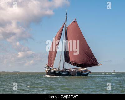 Historisches Tjalk-Charterschiff, das auf dem Wattenmeer in den Niederlanden segelt Stockfoto