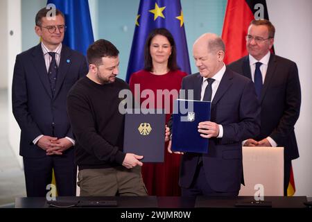 Berlin, Deutschland. Februar 2024. Der ukrainische Präsident Wolodymyr Zelenskyj links und der deutsche Bundeskanzler Olaf Schotz rechts haben am 16. Februar 2024 im Bundeskanzleramt in Berlin, Ukraine, unterzeichnet. Hinter den Führern stehen: Der ukrainische Außenminister Dmytro Kuleba, links, die deutsche Außenministerin Annalena Baerbock, Mitte, und der deutsche Verteidigungsminister Boris Pistorius, rechts. Quelle: Pool Photo/Ukrainische Präsidentenpresse/Alamy Live News Stockfoto