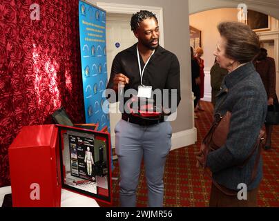 Ravaun Jones, Direktor und Mitgründer, zeigt der Princess Royal ein Notfall-Blutungskontrollset während eines Besuchs der Community-Gruppe Off the Streets Knick in Wellingborough, Northamptonshire. Bilddatum: Freitag, 16. Februar 2024. Stockfoto