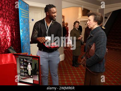 Ravaun Jones, Direktor und Mitgründer, zeigt der Princess Royal ein Notfall-Blutungskontrollset während eines Besuchs der Community-Gruppe Off the Streets Knick in Wellingborough, Northamptonshire. Bilddatum: Freitag, 16. Februar 2024. Stockfoto