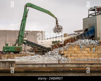 Zinnschrott wird mit einem Kran gesammelt und in einer Zinnrecyclingfabrik in Leeuwarden entsorgt Stockfoto