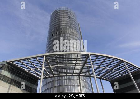 Energiewirtschaft in Deutschland. 20.11.2013, EU, DEU, Deutschland, Nordrhein-Westfalen, Essen: der Westenergie-Turm war 1996 als RWE-Turm und höchstes Gebäude des Ruhrgebiets fertiggestellt. Das RWE Hauptquartier. EU, DEU, Deutschland, Nordrhein-Westfalen, Essen: Der Westenergie-Turm wurde 1996 als RWE-Turm und höchstes Gebäude im Ruhrgebiet fertiggestellt. Die RWE-Zentrale. Stockfoto
