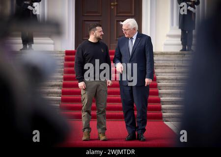 Berlin, Deutschland. Februar 2024. Der ukrainische Präsident Wolodymyr Zelenskyj, links, wird von Bundespräsident Frank-Walter Steinmeier, rechts, bei der Ankunft zu Gesprächen auf Schloss Bellevue am 16. Februar 2024 in Berlin, Ukraine, begrüßt. Quelle: Pool Photo/Ukrainische Präsidentenpresse/Alamy Live News Stockfoto