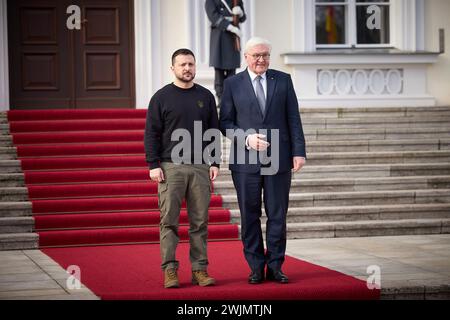 Berlin, Deutschland. Februar 2024. Der ukrainische Präsident Wolodymyr Zelenskyj, links, wird von Bundespräsident Frank-Walter Steinmeier, rechts, bei der Ankunft zu Gesprächen auf Schloss Bellevue am 16. Februar 2024 in Berlin, Ukraine, begrüßt. Quelle: Pool Photo/Ukrainische Präsidentenpresse/Alamy Live News Stockfoto