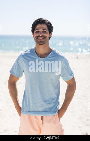 Ein junger birassischer Mann lächelt am Strand Stockfoto