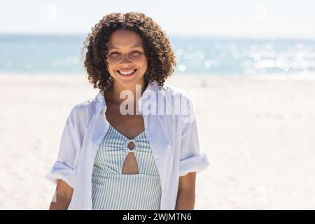 Die junge Frau genießt einen sonnigen Strandtag Stockfoto