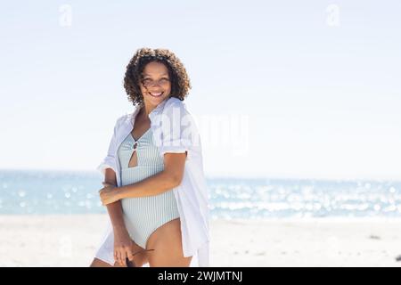 Die junge Frau genießt einen sonnigen Strandtag Stockfoto