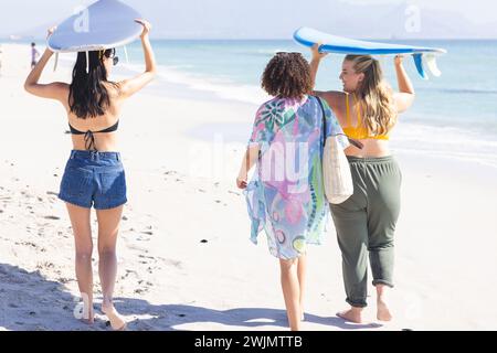 Drei Freunde begeben sich zum Strand für einen Tag Sonne und Surfen Stockfoto