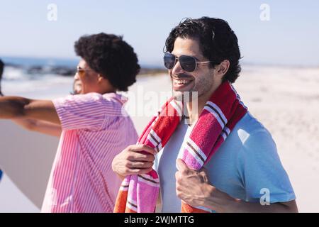 Junge Afroamerikaner und rassische Männer genießen einen sonnigen Strandtag Stockfoto