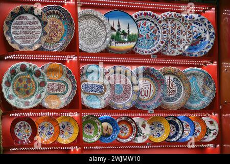 Istanbul, Türkei - 10. Dezember 2023: Handgefertigte türkische Souvenirs und Töpferwaren mit traditionellen iznik-Designs, die aus dem Osmanischen Reich Istanbul stammen Stockfoto