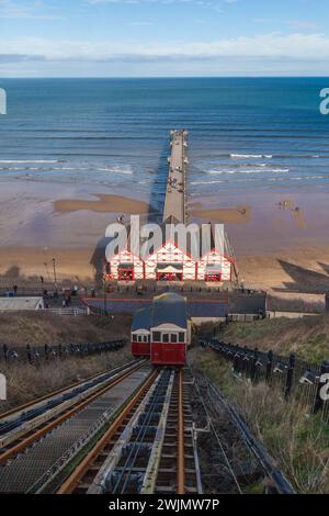 Blick von der Spitze der Standseilbahn bei Saltburn by the Sea, England, UK auf den viktorianischen Pier darunter Stockfoto