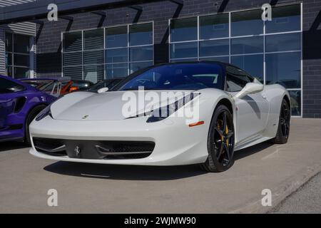 Indianapolis - 11. Februar 2024: Ferrari 458 Italia Base wird im Händlerbetrieb ausgestellt. Der Ferrari 458 Italia wird von einem 4,5 l Ferrari F136 F V8 angetrieben. MEIN:20 Stockfoto