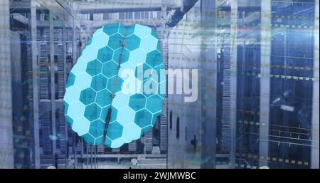 Bild des menschlichen Gehirns, der Verbindungen und der Datenverarbeitung über Leiterplatten und Servern Stockfoto