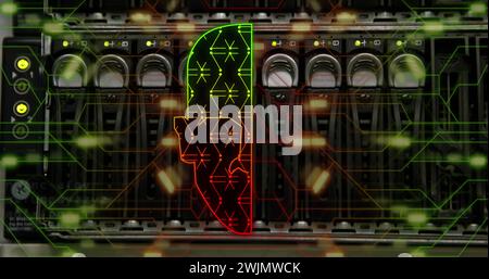 Bild des menschlichen Kopfes, der Anschlüsse und der Datenverarbeitung über Leiterplatte und Server Stockfoto