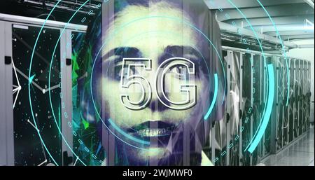 Bild der digitalen Schnittstelle mit Symbolen und Datenverarbeitung Stockfoto