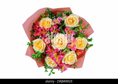 Strauß aus gelben Rosen und rosa Alstroemeria, verpackt in rotem Papierkegel isoliert auf weißem Hintergrund. Blumenladen, Geschenk, romantisches Urlaubskonzept. Oben Stockfoto