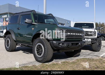 Indianapolis - 11. Februar 2024: Ausstellung der Ford Bronco Sport Badlands Händlerniederlassung. Ford bietet den Bronco in den Modellen Big Bend, Outer Banks und Heritage an. Stockfoto