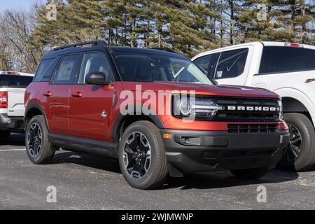 Indianapolis - 11. Februar 2024: Ford Bronco Sport Outer Banks Händlerausstellung. Ford bietet den Bronco in Big Bend, Badlands und Heritage Modellen an. Stockfoto