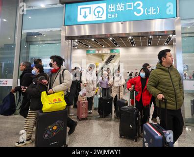 Peking, China. Februar 2024. Reisende kommen am 16. Februar 2024 am Bahnhof Shanghai Hongqiao im ostchinesischen Shanghai an. China hat eine Zunahme der Passagierreisen erlebt, da die diesjährigen Frühlingsfesttage zu Ende gehen Quelle: Wang Xiang/Xinhua/Alamy Live News Stockfoto