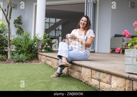 Die junge Frau in Übergröße genießt einen entspannenden Moment zu Hause, mit unverändertem Kopierraum Stockfoto