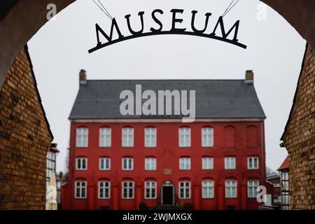 Schleswig, Deutschland. Februar 2024. Das Schild „Museum“ hängt im Eingangsbereich vor dem Stadtmuseum. Frank Molter/dpa/Alamy Live News Stockfoto