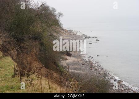 PRODUKTION - 14. Februar 2024, Schleswig-Holstein, Lübeck-Travemünde: Blick auf die Klippe im Jugendzentrum Haus Seeblick der Jugendorganisation SJD - die Falken, auf der Klippe in Brodten an der Ostsee. Das direkt an den Brodtenfelsen gelegene Jugendzentrum Haus Seeblick ist nach einer weiteren Randabbruch nun für Kinder- und Jugendarbeit geschlossen. Nur gut vier Meter liegen zwischen einer Ecke des 'Haus Seeblick' und dem Abgrund. Ende Januar fiel ein Baum entlang des Randes und hinterließ ein Loch im Fußweg vor dem Haus. Foto: Marcus Brandt/dpa Stockfoto