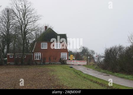 PRODUKTION - 14. Februar 2024, Schleswig-Holstein, Lübeck-Travemünde: Blick auf das Jugendzentrum Haus Seeblick der Jugendorganisation SJD - die Falken, an der Steilküste im Stadtteil Brodten an der Ostsee. Das direkt an den Brodtenfelsen gelegene Jugendzentrum Haus Seeblick ist nach einem weiteren Kantenabbruch für Kinder- und Jugendarbeit geschlossen. Nur gut vier Meter liegen zwischen einer Ecke des 'Haus Seeblick' und dem Abgrund. Ende Januar fiel ein Baum entlang des Randes und hinterließ ein Loch im Fußweg vor dem Haus. Foto: Marcus Brandt/dpa Stockfoto