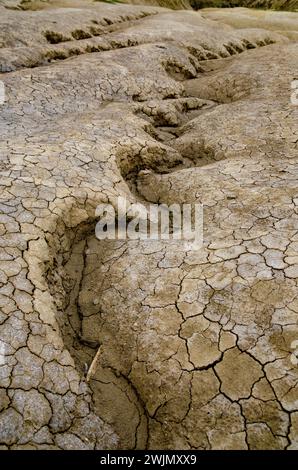 Eine Sammlung von gerissenen Felsformationen mit vielen kleinen Rissen auf ihnen Stockfoto