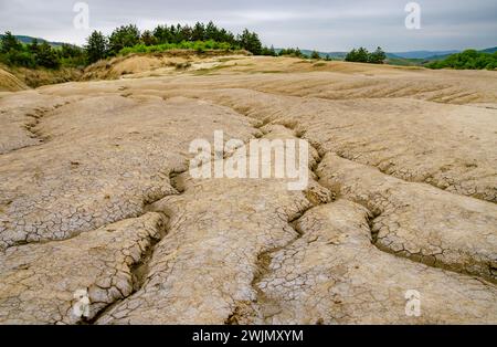 Der zerrissene und erodierte Boden in unterschiedlicher Größe füllt die Landschaft Stockfoto