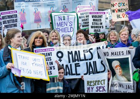 Mitglieder der Wahlkampfgruppe Women Won't Wheesht protestieren vor dem schottischen Regierungsgebäude St. Andrews House in Edinburgh, um zu fordern, dass keine Männer in Frauengefängnissen in Schottland untergebracht werden. Bilddatum: Freitag, 16. Februar 2024. Stockfoto