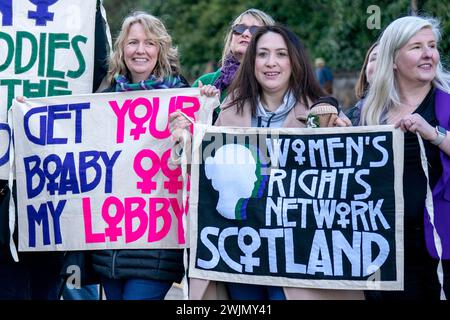 Mitglieder der Wahlkampfgruppe Women Won't Wheesht protestieren vor dem schottischen Regierungsgebäude St. Andrews House in Edinburgh, um zu fordern, dass keine Männer in Frauengefängnissen in Schottland untergebracht werden. Bilddatum: Freitag, 16. Februar 2024. Stockfoto