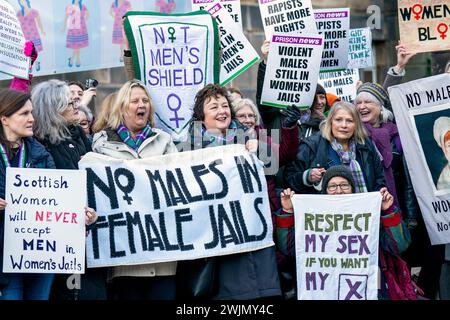 Mitglieder der Wahlkampfgruppe Women Won't Wheesht protestieren vor dem schottischen Regierungsgebäude St. Andrews House in Edinburgh, um zu fordern, dass keine Männer in Frauengefängnissen in Schottland untergebracht werden. Bilddatum: Freitag, 16. Februar 2024. Stockfoto