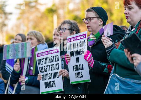 Mitglieder der Wahlkampfgruppe Women Won't Wheesht protestieren vor dem schottischen Regierungsgebäude St. Andrews House in Edinburgh, um zu fordern, dass keine Männer in Frauengefängnissen in Schottland untergebracht werden. Bilddatum: Freitag, 16. Februar 2024. Stockfoto