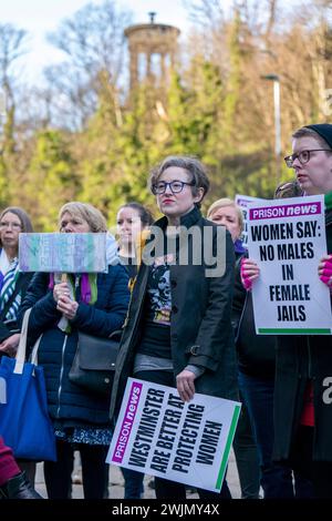 Mitglieder der Wahlkampfgruppe Women Won't Wheesht protestieren vor dem schottischen Regierungsgebäude St. Andrews House in Edinburgh, um zu fordern, dass keine Männer in Frauengefängnissen in Schottland untergebracht werden. Bilddatum: Freitag, 16. Februar 2024. Stockfoto