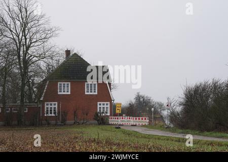 PRODUKTION - 14. Februar 2024, Schleswig-Holstein, Lübeck-Travemünde: Blick auf das Jugendzentrum Haus Seeblick der Jugendorganisation SJD - die Falken, an der Steilküste im Stadtteil Brodten an der Ostsee. Das direkt an den Brodtenfelsen gelegene Jugendzentrum Haus Seeblick ist nach einem weiteren Kantenabbruch für Kinder- und Jugendarbeit geschlossen. Nur gut vier Meter liegen zwischen einer Ecke des 'Haus Seeblick' und dem Abgrund. Ende Januar fiel ein Baum entlang des Randes und hinterließ ein Loch im Fußweg vor dem Haus. Foto: Marcus Brandt/dpa Stockfoto