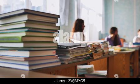 Stapel von Büchern und Notizbüchern in der Lehrerlounge der Schule. Stockfoto