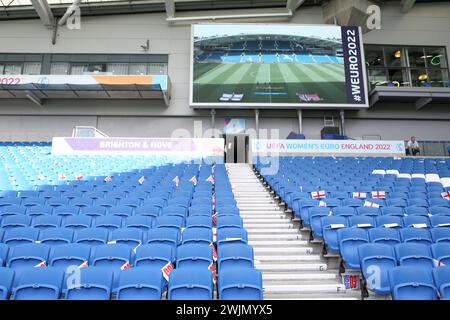 Leere Sitze und große Leinwand vor England gegen Norwegen UEFA Women's Euro Brighton Community Stadium (Amex Stadium) 11. Juli 2022 Stockfoto