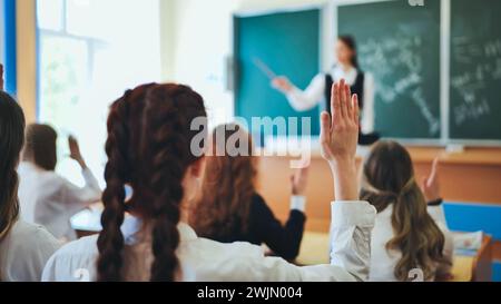 Schülerinnen heben ihre Hände im Mathematikunterricht. Stockfoto
