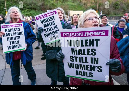 Mitglieder der Wahlkampfgruppe Women Won't Wheesht protestieren vor dem schottischen Regierungsgebäude St. Andrews House in Edinburgh, um zu fordern, dass keine Männer in Frauengefängnissen in Schottland untergebracht werden. Bilddatum: Freitag, 16. Februar 2024. Stockfoto