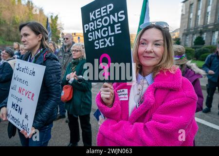 Mitglieder der Wahlkampfgruppe Women Won't Wheesht protestieren vor dem schottischen Regierungsgebäude St. Andrews House in Edinburgh, um zu fordern, dass keine Männer in Frauengefängnissen in Schottland untergebracht werden. Bilddatum: Freitag, 16. Februar 2024. Stockfoto