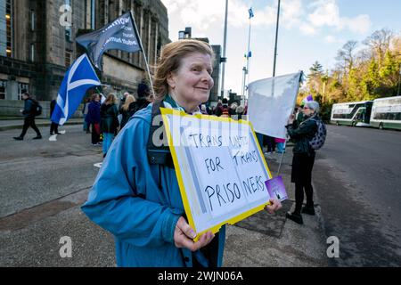 Mitglieder der Wahlkampfgruppe Women Won't Wheesht protestieren vor dem schottischen Regierungsgebäude St. Andrews House in Edinburgh, um zu fordern, dass keine Männer in Frauengefängnissen in Schottland untergebracht werden. Bilddatum: Freitag, 16. Februar 2024. Stockfoto