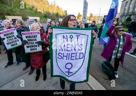 Mitglieder der Wahlkampfgruppe Women Won't Wheesht protestieren vor dem schottischen Regierungsgebäude St. Andrews House in Edinburgh, um zu fordern, dass keine Männer in Frauengefängnissen in Schottland untergebracht werden. Bilddatum: Freitag, 16. Februar 2024. Stockfoto