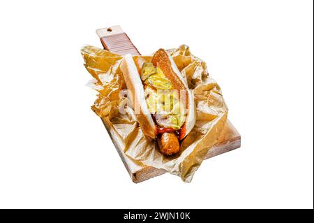 Amerikanischer Hotdog mit Schweinewurst auf einem hölzernen Schneidebrett in Kraftpapier, Fast-Food-Restaurant-Menü-Konzept. Junk Food. Isoliert auf weißem Hintergrund Stockfoto