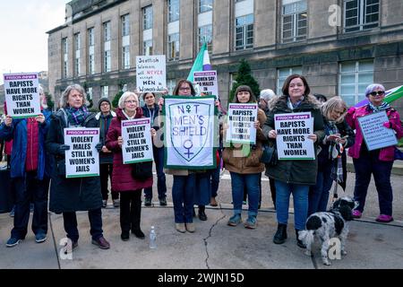 Mitglieder der Wahlkampfgruppe Women Won't Wheesht protestieren vor dem schottischen Regierungsgebäude St. Andrews House in Edinburgh, um zu fordern, dass keine Männer in Frauengefängnissen in Schottland untergebracht werden. Bilddatum: Freitag, 16. Februar 2024. Stockfoto