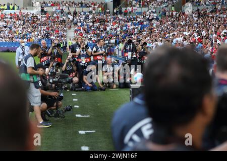 Fotografen und TV-Crew warten am 11. Juli 2022 auf die Teams England gegen Norwegen UEFA Womens Euro Brighton Community Stadium (Amex Stadium) Stockfoto